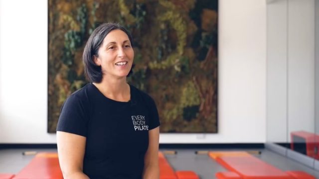 Curiosity led me here — and it’s what’s kept me learning for over 20 years.I began my Pilates journey on the mat, simply trying to move without pain. Over time, I discovered not just flexibility, but a way to move freely and enjoy movement.That curiosity became a calling. I trained as a Level 3 Matwork instructor, started teaching, and saw the difference it made for others too.The more I taught, the more questions I had — about how Joseph Pilates created this incredible system, and how the method connected across every piece of apparatus.My research led me to Classical Pilates… and eventually to studying with Jay Grimes, one of the first-generation teachers who learned directly from Joseph himself.This experience changed the way I understood movement — not because it was new, but because it reconnected me to the roots of the method.➡️ Swipe through to hear how that path unfolded — from student, to teacher, to lifelong learner.#AmyKellow #EverybodyPilates #BiomechanicsEducation #futurefit #ClassicalPilates #PilatesEducation #JayGrimes #PilatesJourney #PilatesCommunity #MovementMatters #PilatesUK #PilatesEurope